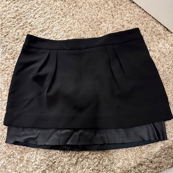 Black Express mini skirt - Picture 1 of 2
